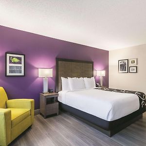 Zimmer mit Kingsize-Bett für Gäste mit Behinderungen